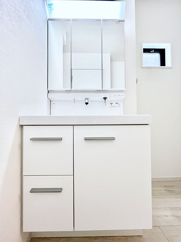 大きく見やすい三面鏡で清潔感ある洗面台は、身だしなみチェックや肌のお手入れにおすすめです。 