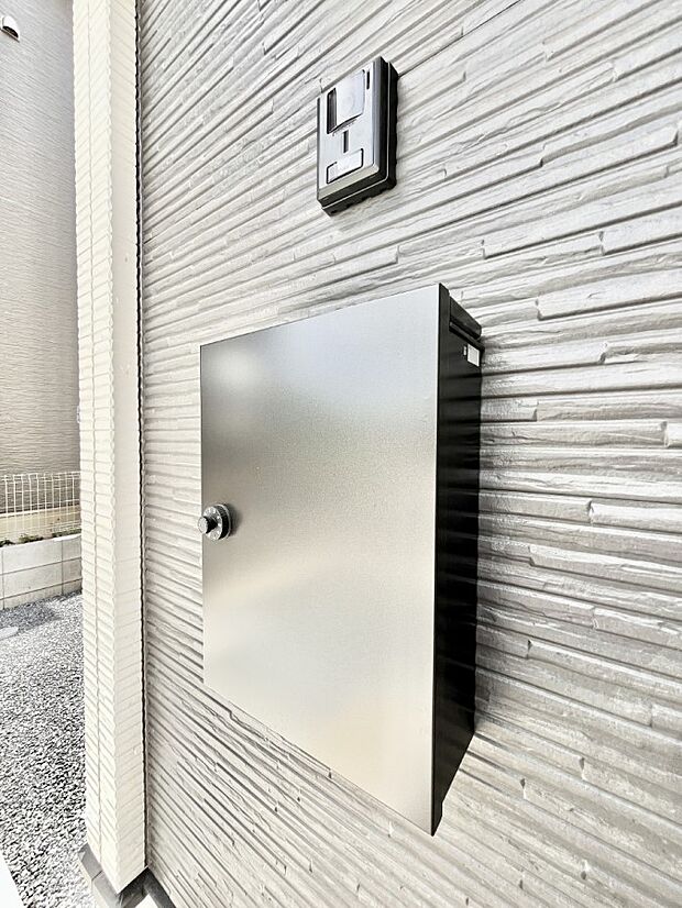 シンプルデザインのポスト。