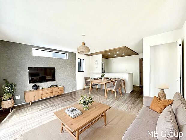 ご家族の賑やかな話し声で包まれる明るいリビング  ※家具はCGです