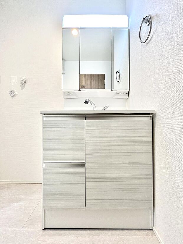 大きく見やすい三面鏡で清潔感ある洗面台は、身だしなみチェックや肌のお手入れにおすすめです。 