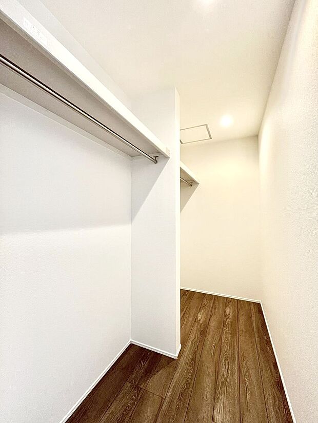 ウォークインクローゼット付きで生活空間を広く利用できます。