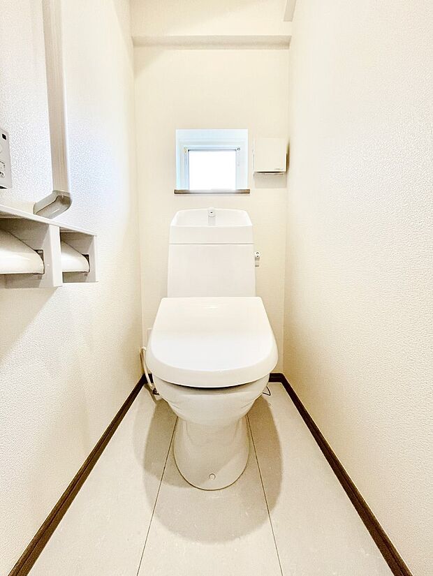 明るく清潔感のあるトイレです。 　