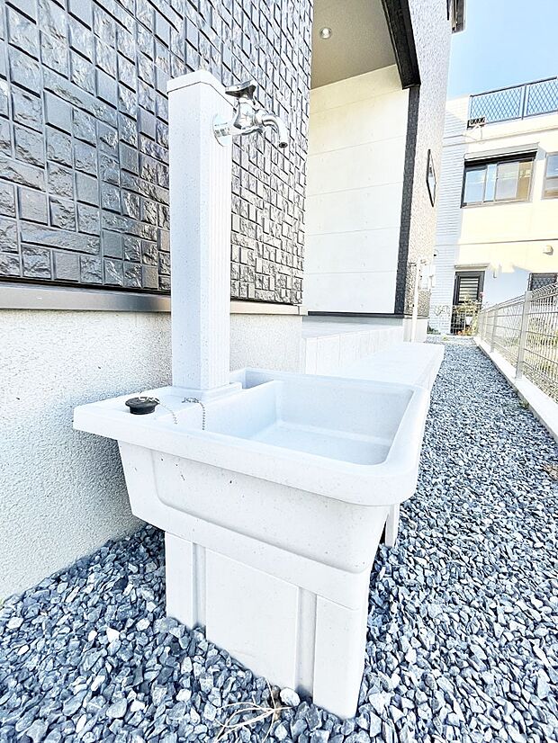 外水栓があると、庭のお手入れやちょっとした手洗い・洗車に便利です！ 