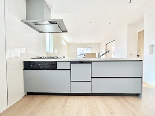 食洗機・浄水器・3ツ口コンロなどデザイン性も機能性も兼ね備えたシステムキッチン！