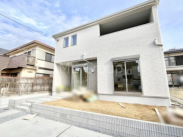 シンプルで落ち着きのある建物は住むかたの個性でオリジナルなものになっていきます。 