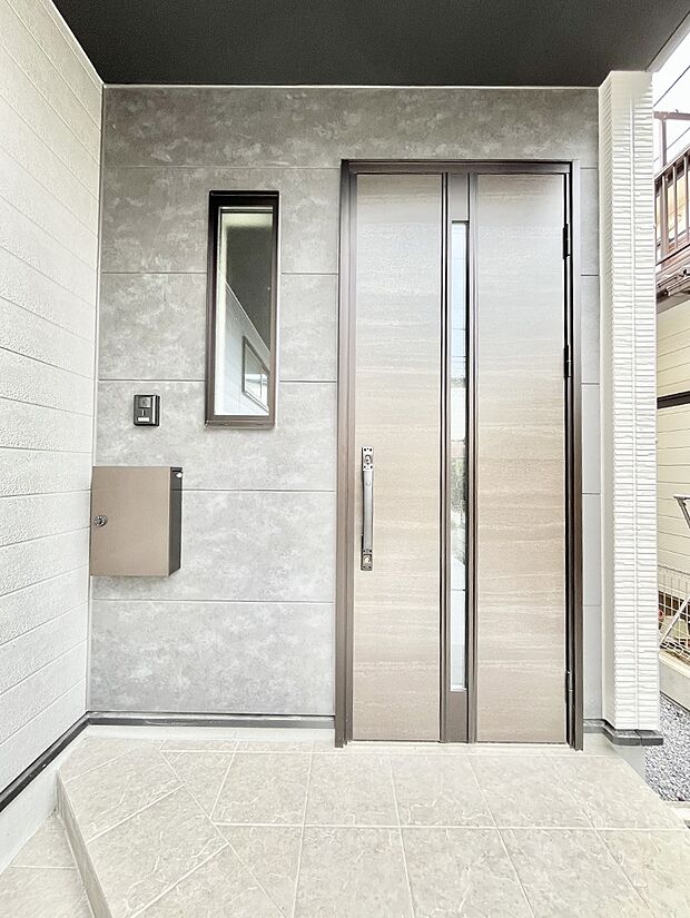 玄関前は雨が降っても濡れにくい屋根付き  