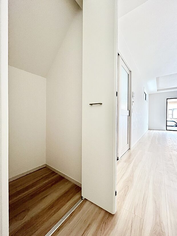 キッチン横収納。食器や食材のストックはもちろん、日用品の収納など使い方はいろいろ  