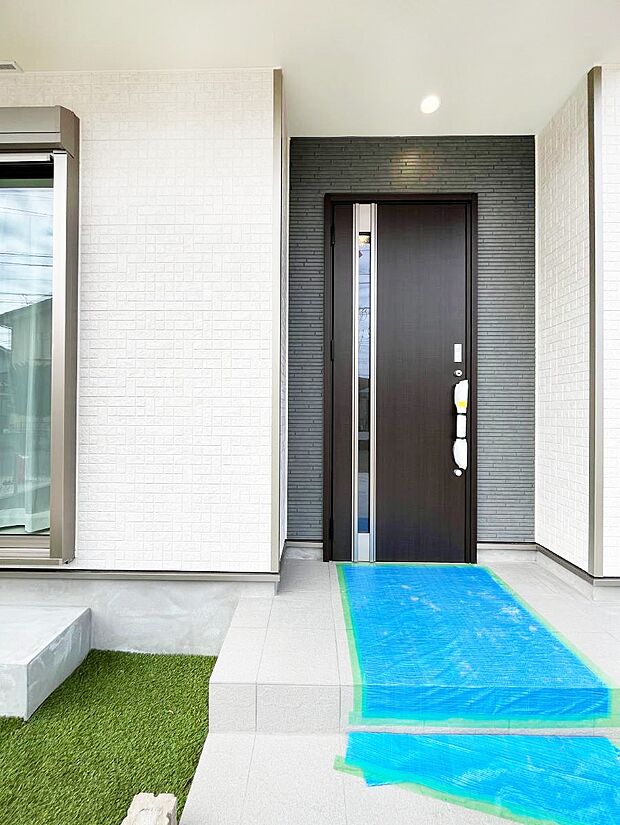 大切な家族、来客を出迎える玄関。