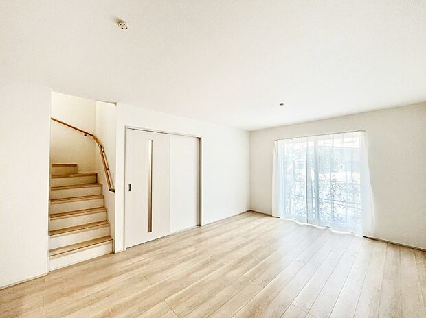 明るい陽光が注ぎ、寛ぎの雰囲気に満たされるダイニング。   