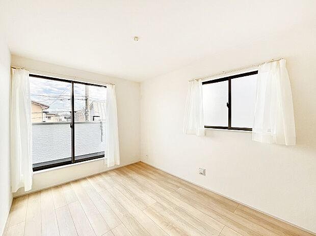 バルコニーが開放感をプラスしてくれる洋室  