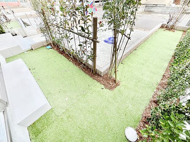 ガーデニングや家庭菜園も楽しめるお庭付き。