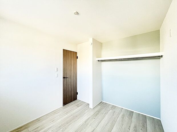 物や洋服の出し入れがスムーズなオープンクローゼット付きのお部屋