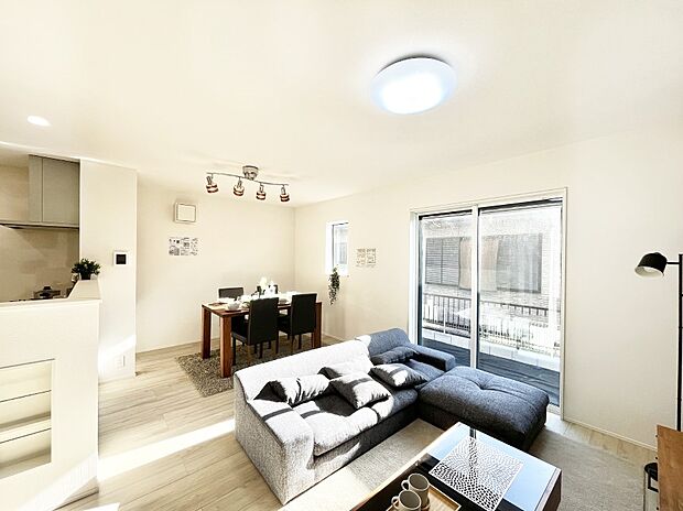 家族の笑顔が自然と生まれてくる、そんな雰囲気のダイニングに仕上がっています