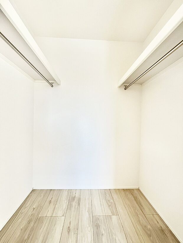 衣類をハンガーに掛けたまま収納できるWIC。衣類の整理整頓がしやすくて便利です!