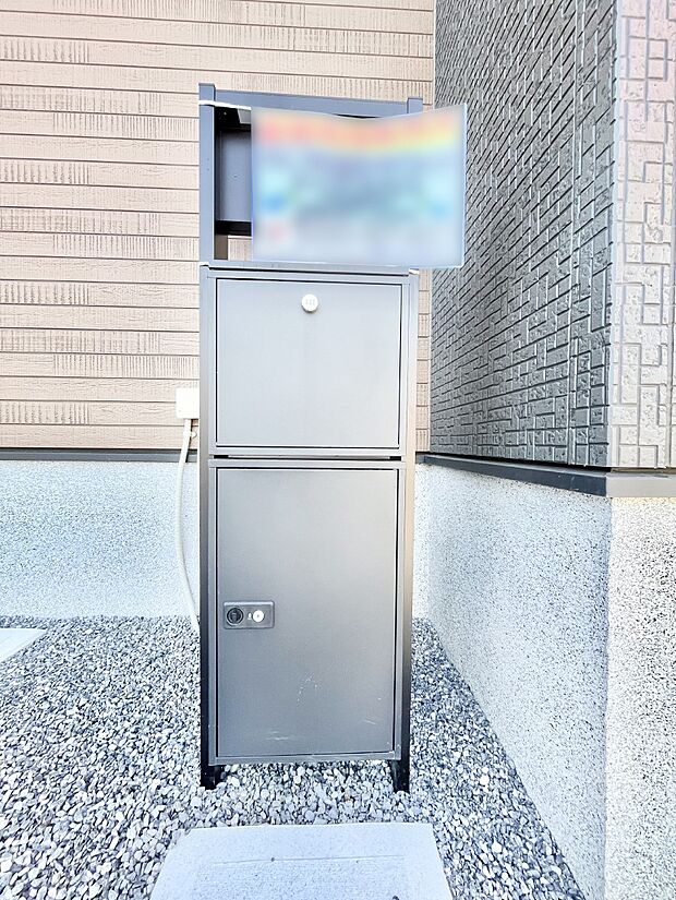 シンプルデザインのポスト。