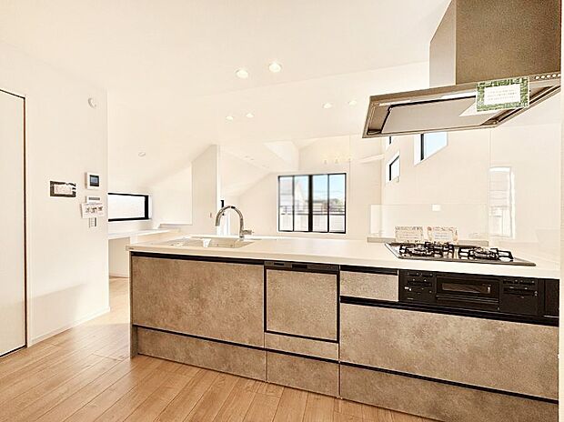 カウンター越しに楽しいおしゃべり。いつものお料理がもっと美味しくなりそうですね。