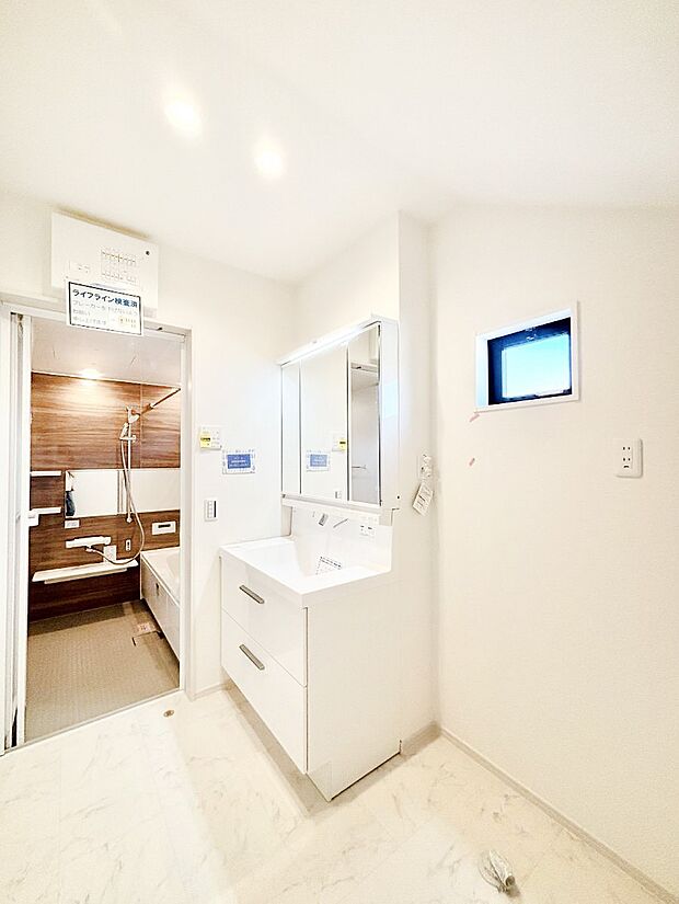 清潔感ある洗面化粧室で朝の身支度も快適