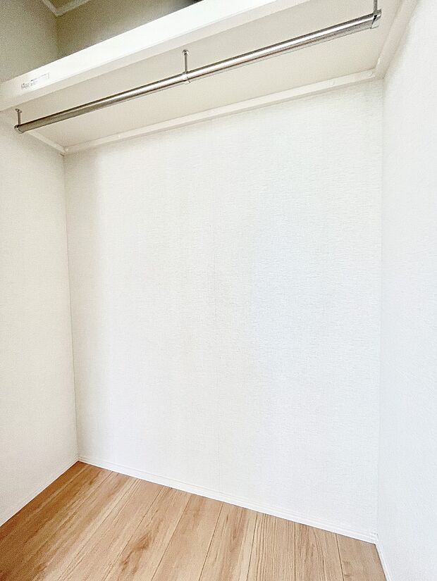 洋室のクローゼット。奥行きがあるので厚手の衣類もすっきり収まります。