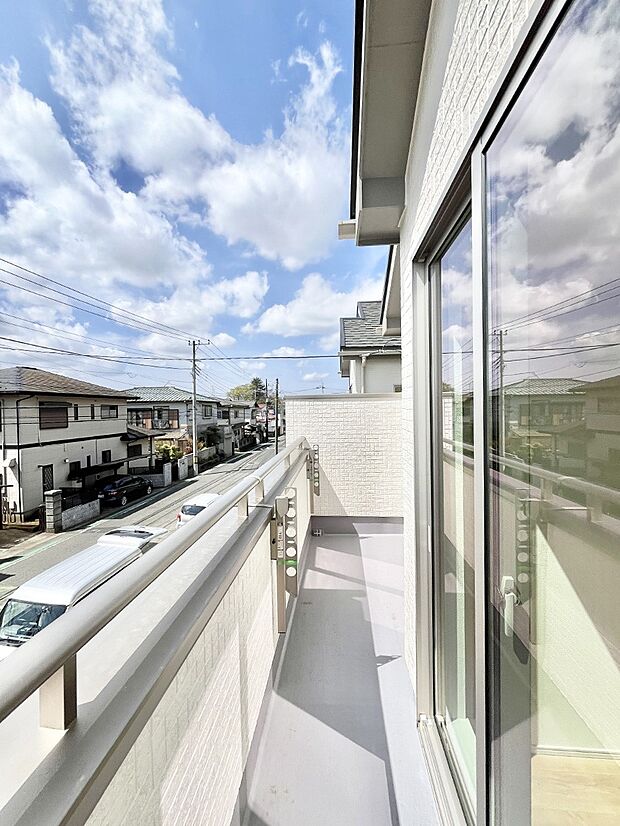 ゆったりバルコニーだから沢山お洗濯ものを干せます。