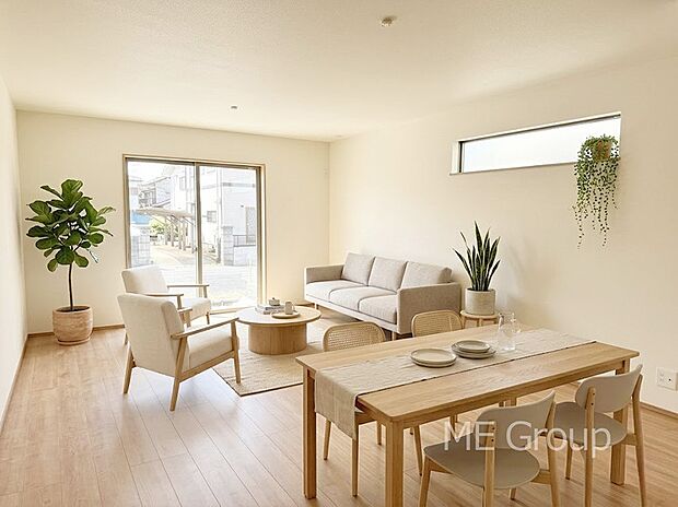 ご家族の賑やかな話し声で包まれる明るいリビング  ※家具はCGです