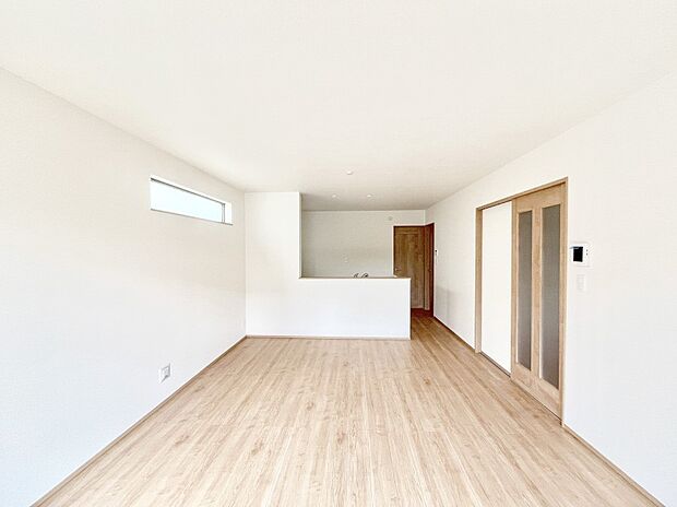 明るい陽光が注ぎ、寛ぎの雰囲気に満たされるリビング・ダイニング。 