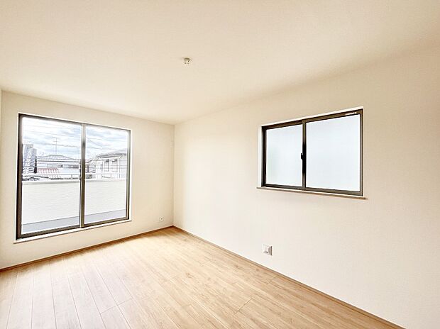 2面採光で気持ちよく自然光が取り入れられるのでお子様のお部屋にもピッタリ