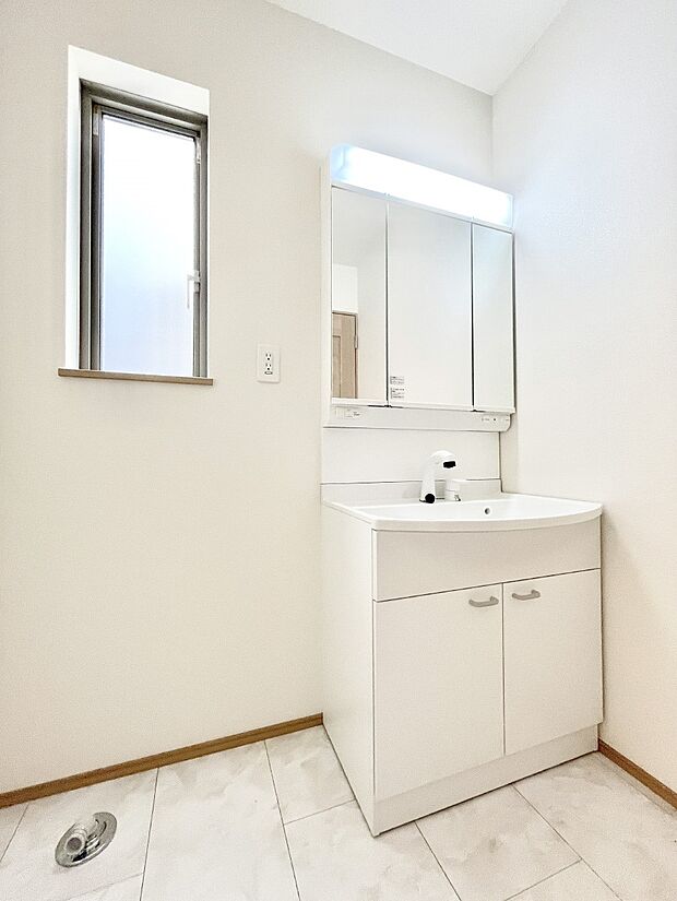 窓のある明るいランドリースペース