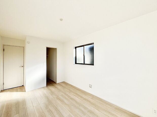 窓からのやさしい光が心地よいプライベートルーム