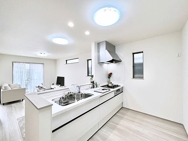 リビングで遊ぶお子様を見守りながらお料理ができる対面キッチン。