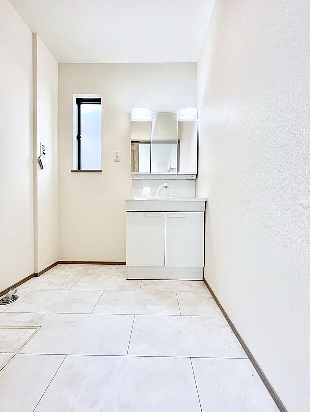 ゆとりの洗面スペースで朝の身支度もスムーズに