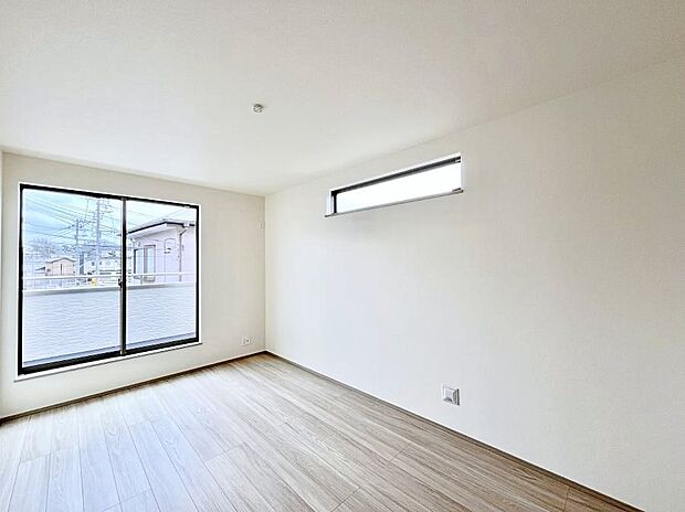 バルコニーが開放感をプラスしてくれる洋室