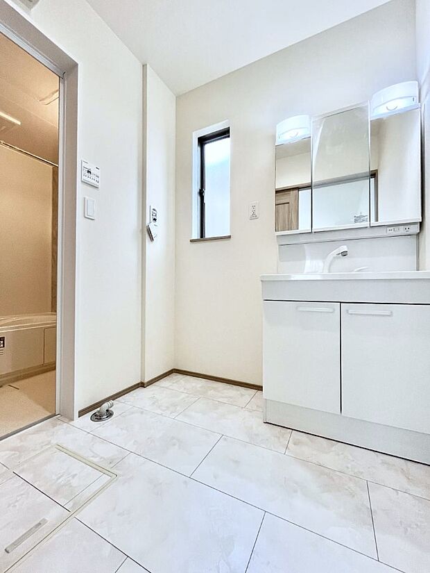 ゆとりの洗面スペースで朝の身支度もラクラク