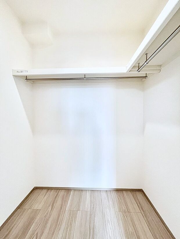 衣類をハンガーに掛けたまま収納できるWIC。衣類の整理整頓がしやすくて便利です!