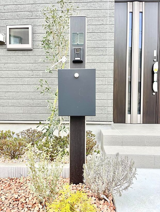 表札・インターホン・ポストをひとつに集約。エントランスになじむシンプルデザイン。