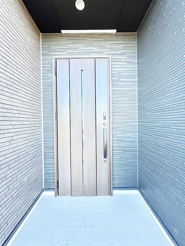 大切な家族、来客を出迎える玄関。