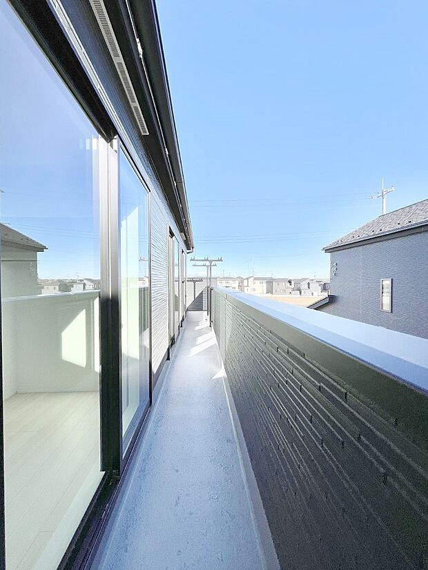 ゆったりバルコニーだから沢山お洗濯ものを干せます。