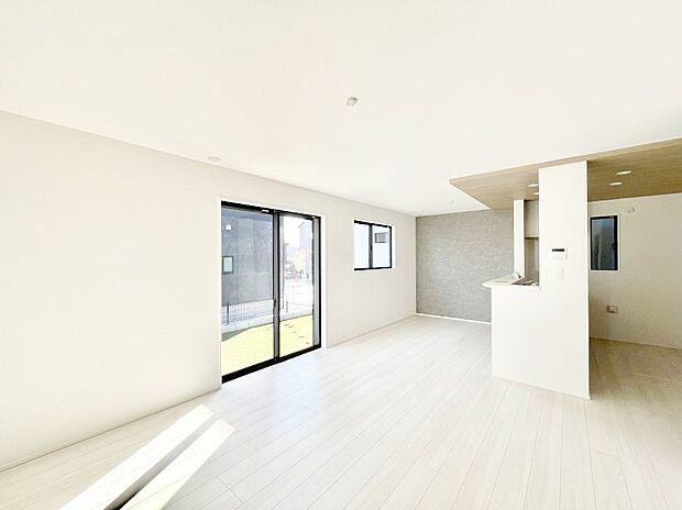 家族の笑顔が自然と生まれてくる、そんな雰囲気のダイニングに仕上がっています。