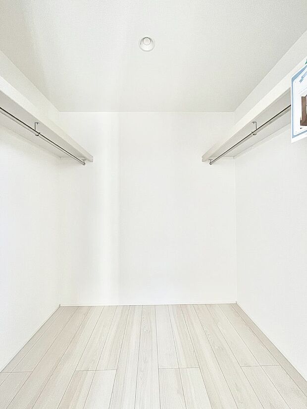 ウォークインクローゼット付きで生活空間を広く利用できます。