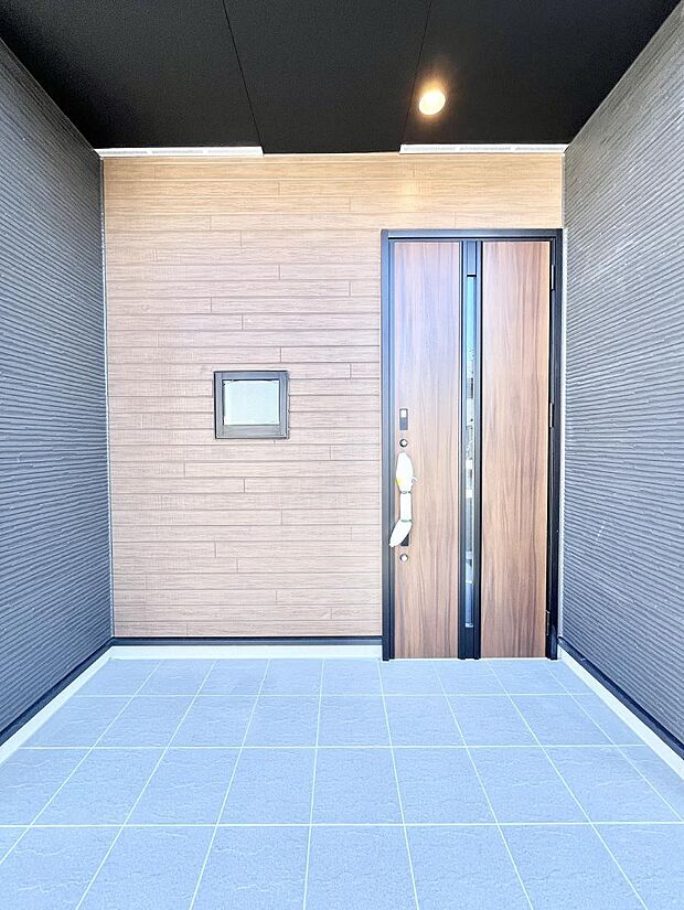 大切な家族、来客を出迎える玄関。