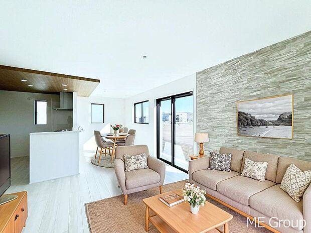 ご家族の賑やかな話し声で包まれる明るいリビング ※家具はCGです