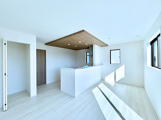 家族団らんの時間も増えそうなくつろぎのリビングダイニング。