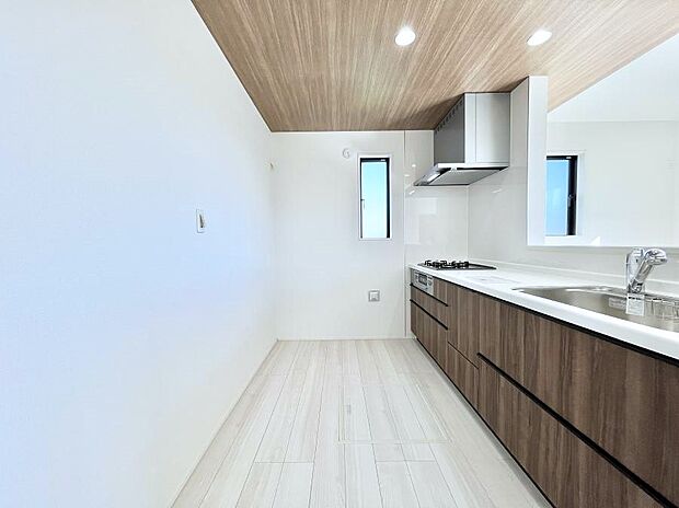 爽やかな風が通り抜けるキッチン。窓があるので明るく換気にも役立ちます。