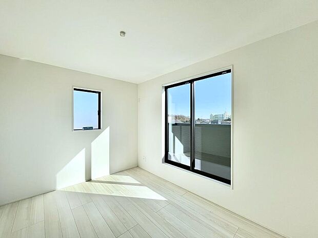 明るいバルコニーサイドに洋室を設置。目覚めの良い寝室に。