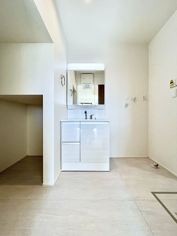 大きく見やすい三面鏡で清潔感ある洗面台は、身だしなみチェックや肌のお手入れにおすすめです。