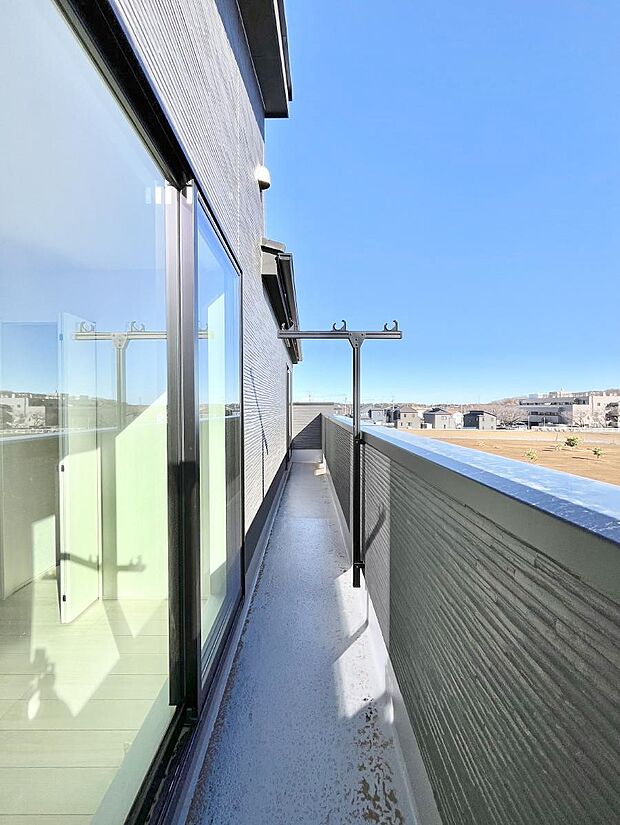 ゆったりバルコニーだから沢山お洗濯ものを干せます。