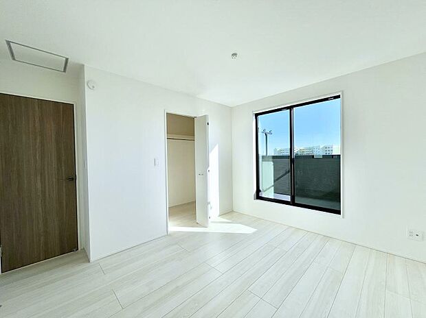 明るいバルコニーサイドに洋室を設置。目覚めの良い寝室に。