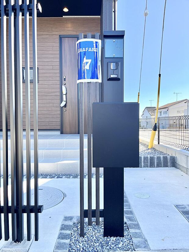 表札・インターホン・ポストをひとつに集約。エントランスになじむシンプルデザイン。