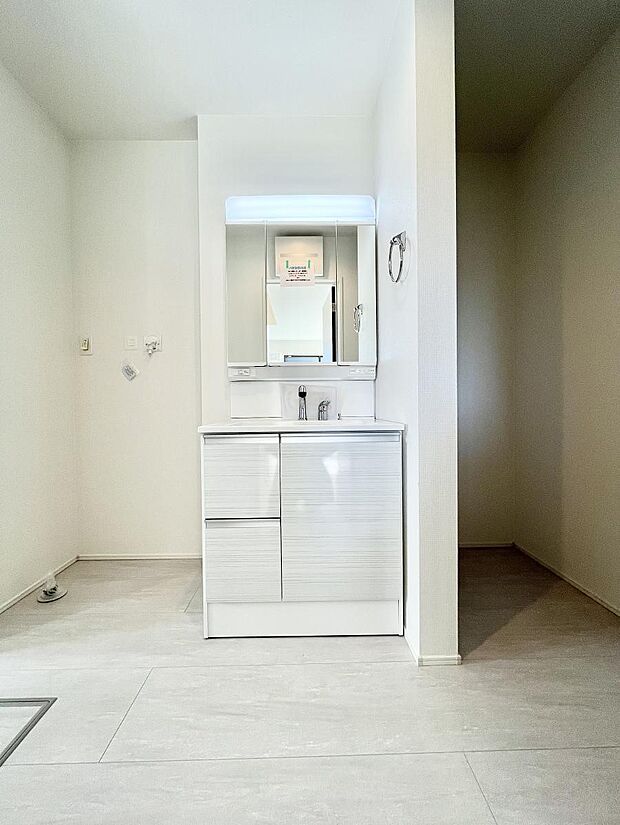 大きく見やすい三面鏡で清潔感ある洗面台は、身だしなみチェックや肌のお手入れにおすすめです。 