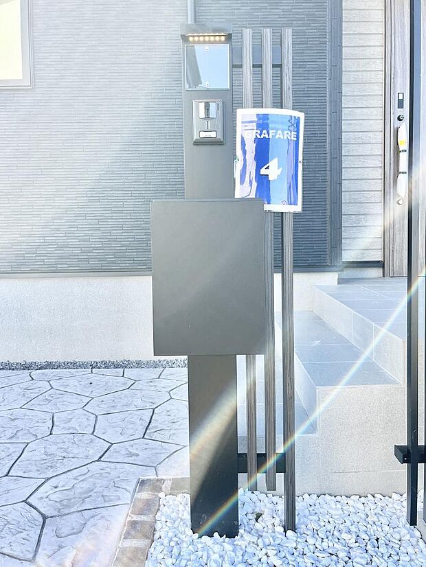 表札・インターホン・ポストをひとつに集約。エントランスになじむシンプルデザイン。