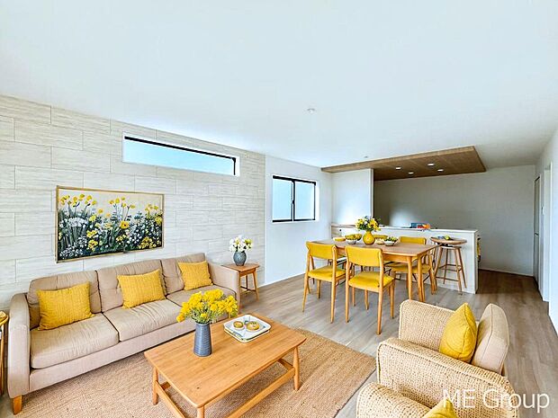 ご家族の賑やかな話し声で包まれる明るいリビング  ※家具はCGです